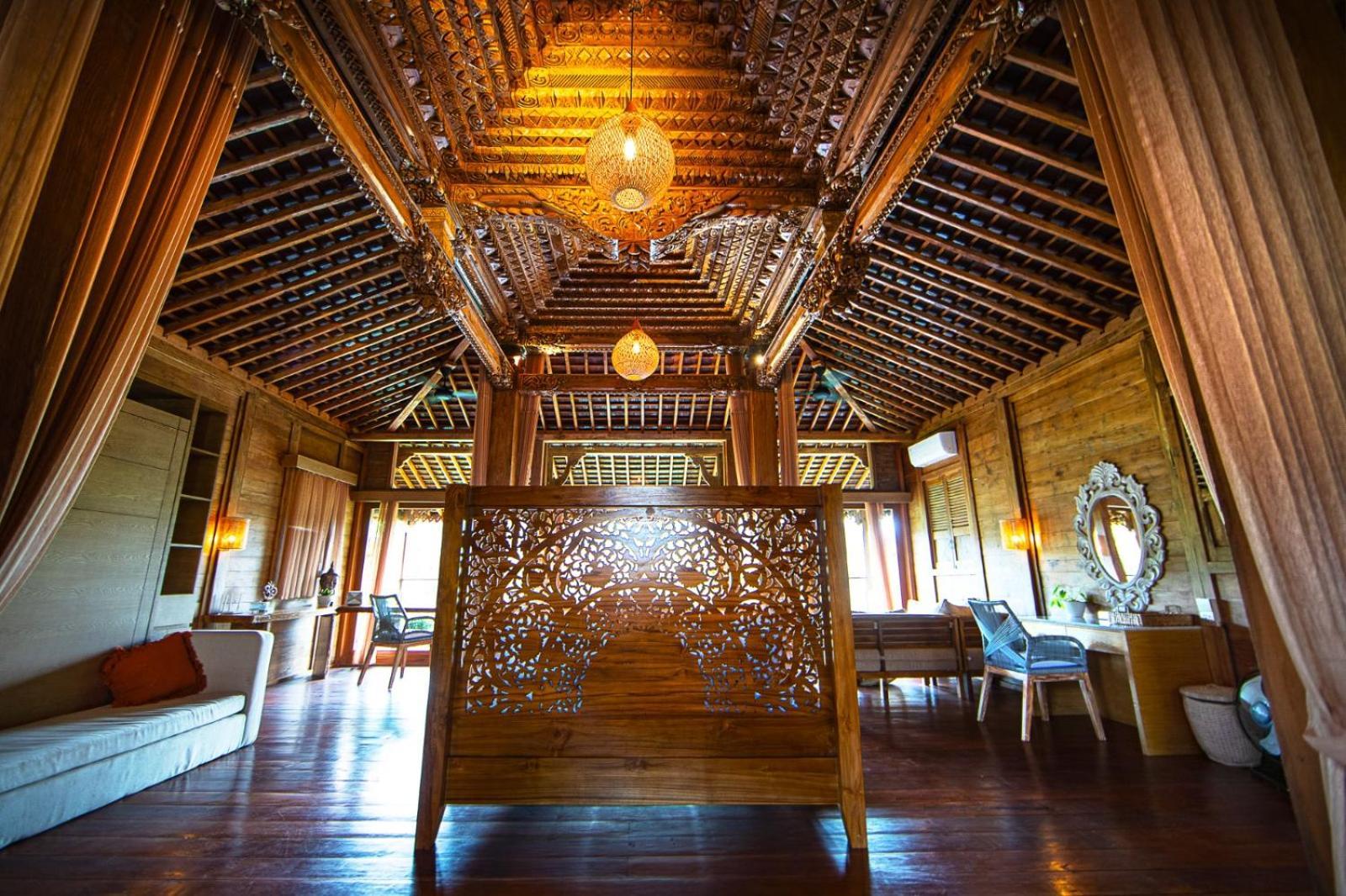 Riverside Villa *