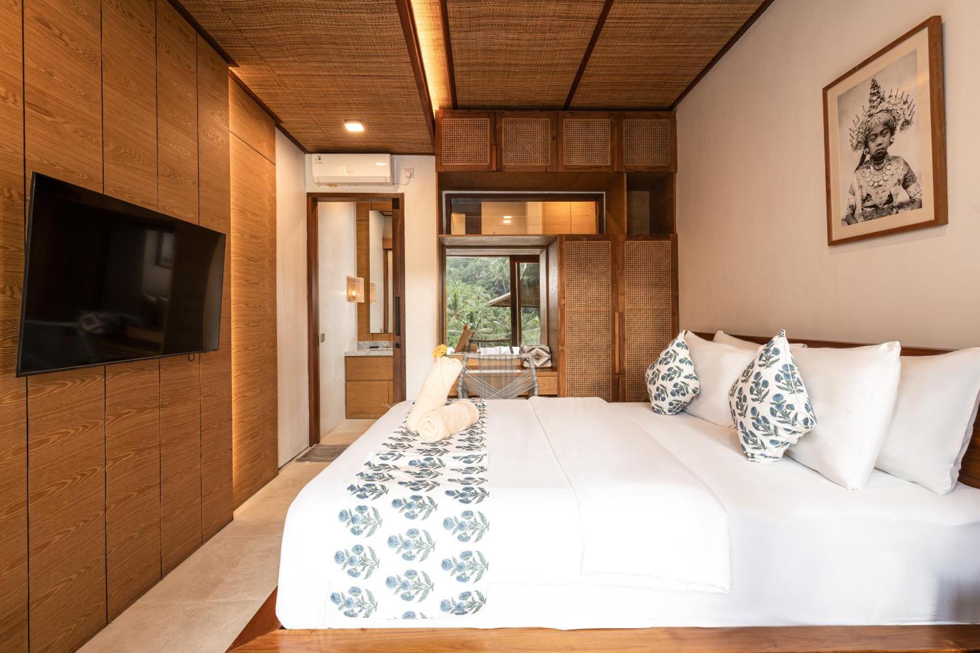 Riverside Villa *
